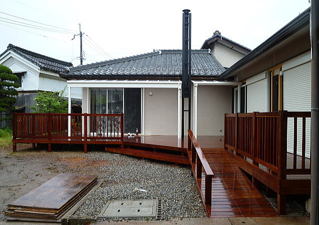 ウリン材のウッドデッキ雨の風景