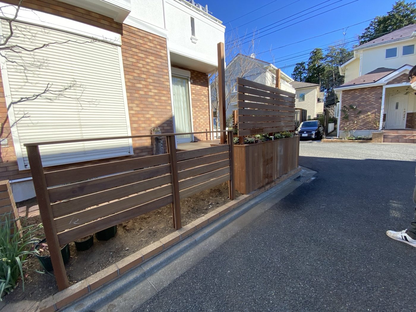 道路側から見た花壇と囲い。庭の内側だけでなく、境界まわりも整備。