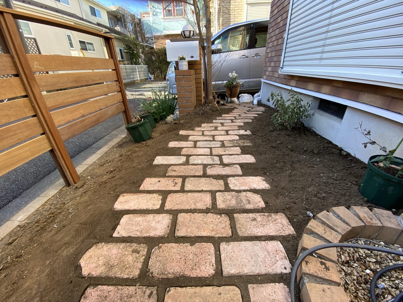 建物脇の園路。撮影時の状況を含む、施工範囲の参考写真。