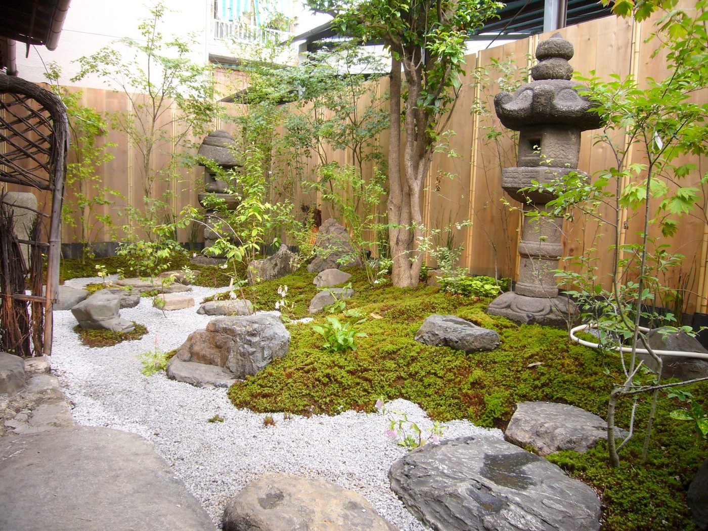 石と苔、白砂、樹木を組み合わせた庭