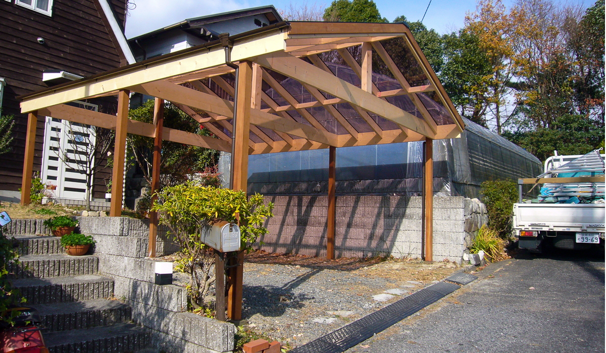 大迫力の木製パーゴラでお家をオシャレな空間に