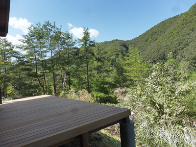 南丹市別荘に広がるウッドデッキと山の景色