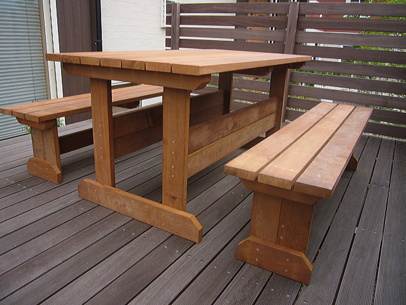 天然木ウリン製のテーブルとベンチ