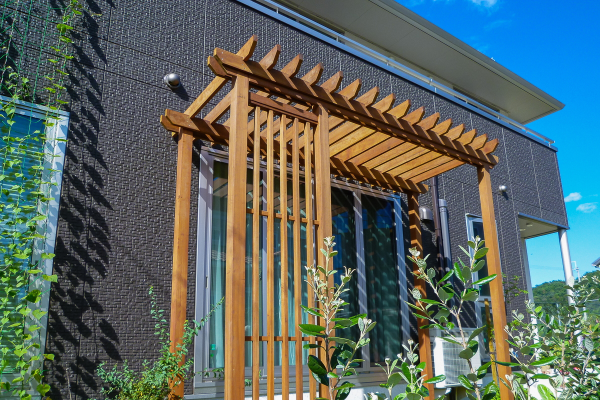 おしゃれで個性的なデザインのウリンのパーゴラ
