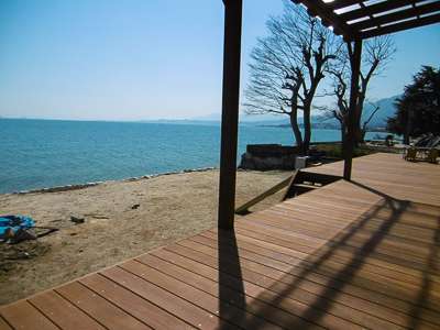 琵琶湖を眺める最高のウッドデッキ