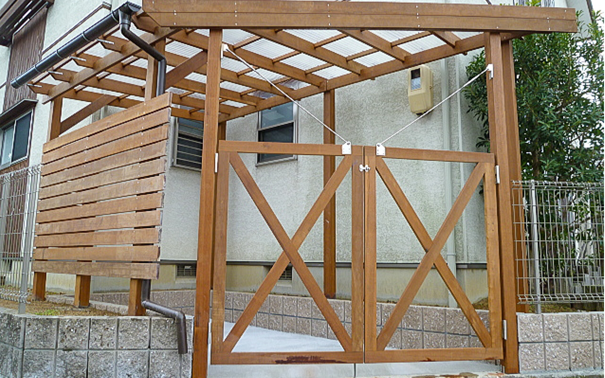 お屋敷にあるような大扉をウリンで