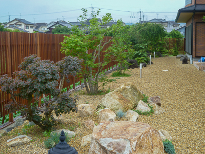 素敵な日本庭園に縦格子