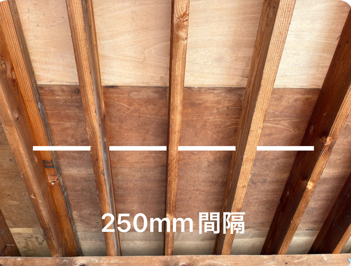 倉庫内250mmピッチの骨組み