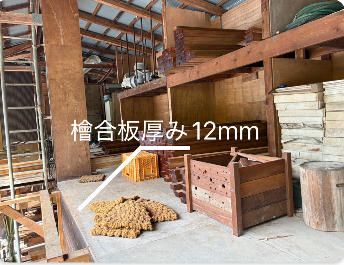 ウリン材が大量に載った倉庫床