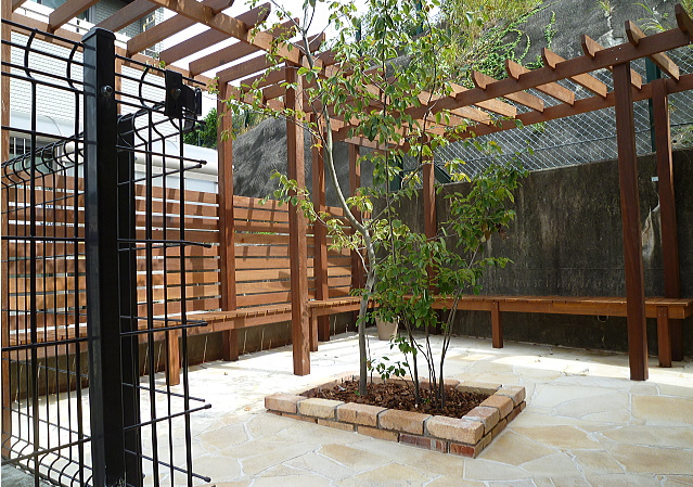 ウリン材でパーゴラとベンチのお庭