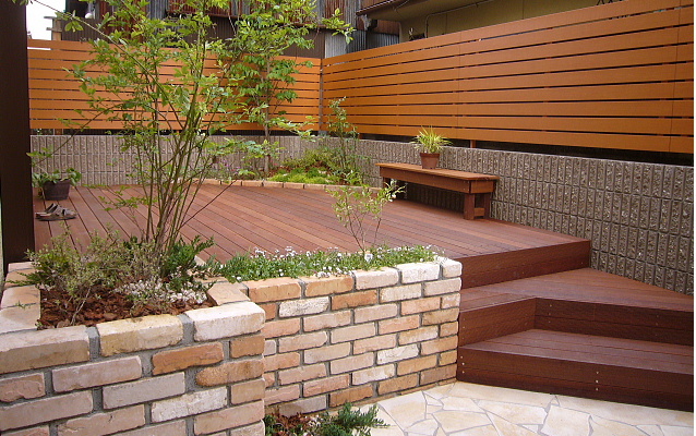 ウッドデッキ ガーデニング緑豊かな空間